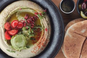 Geheimtipp Tipp Koeln Hummus Restaurant Essen gehen Wochenende Draußen sitzen Israel – ©Nish Nush