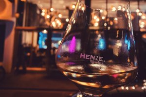 Henne Weinbar Koeln 4 Artikel – ©HENNE.Weinbar