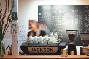 Jackson Kaffee Koeln 1 Artikel – ©Jackson - Kaffee Werkstatt Rösterei 19. Mai 2020  ·  Die Kaffeemaschine ist eingeschaltet! Wir starten den Cafébetrieb und Kaffeeausschank und freuen uns, wenn ihr auf eine Tasse vorbeikommt! Kommentare   Jackson - Kaffee Werkstatt