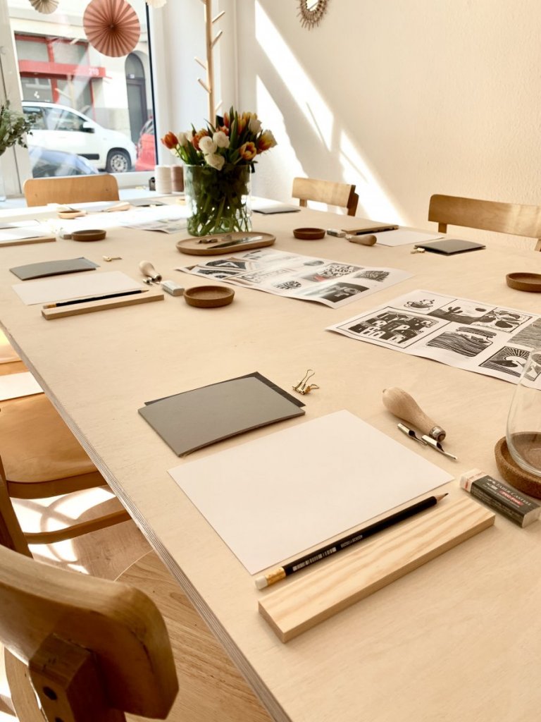 An Einem Tisch Koeln Linoldruck1 – ©an einem tisch